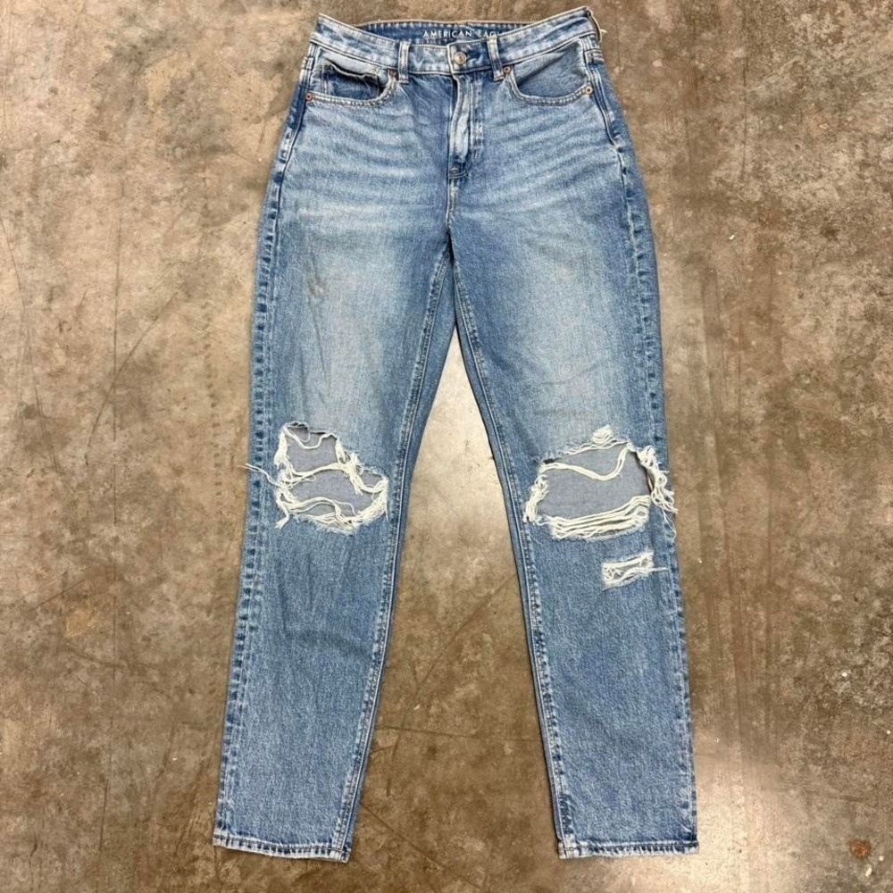 American Eagle Strigid Light Wash Distressed Mom Jeans 28x29‎